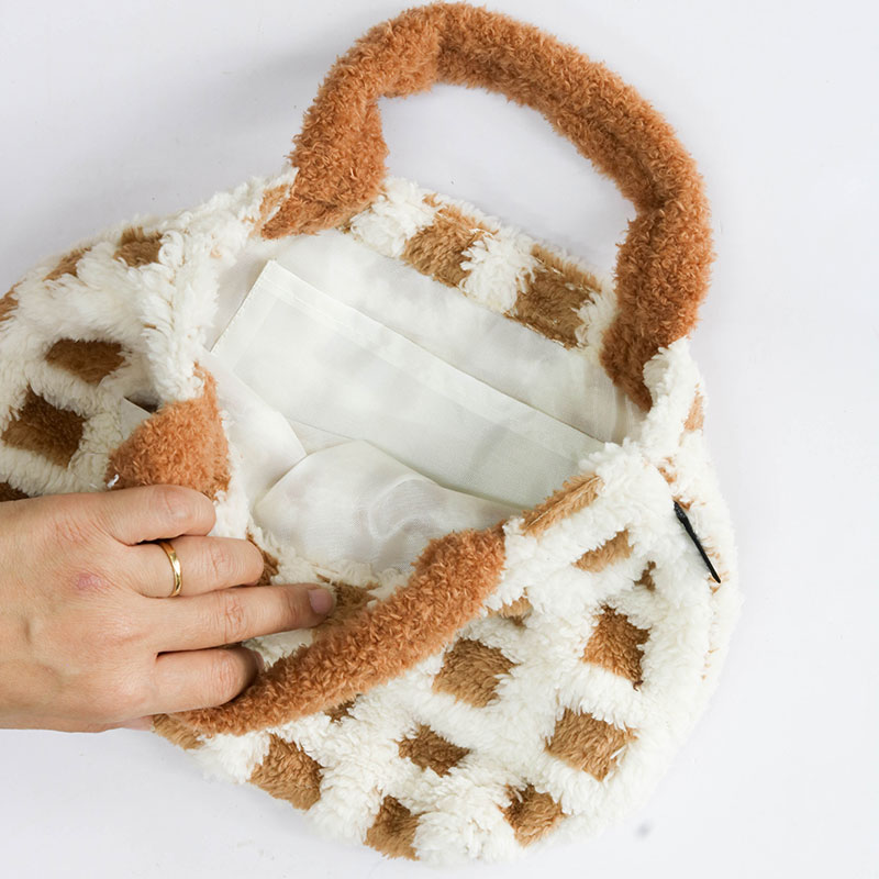 Túi Tote lông mềm mại có quai xách 20x28cm  thương hiệu WATTS