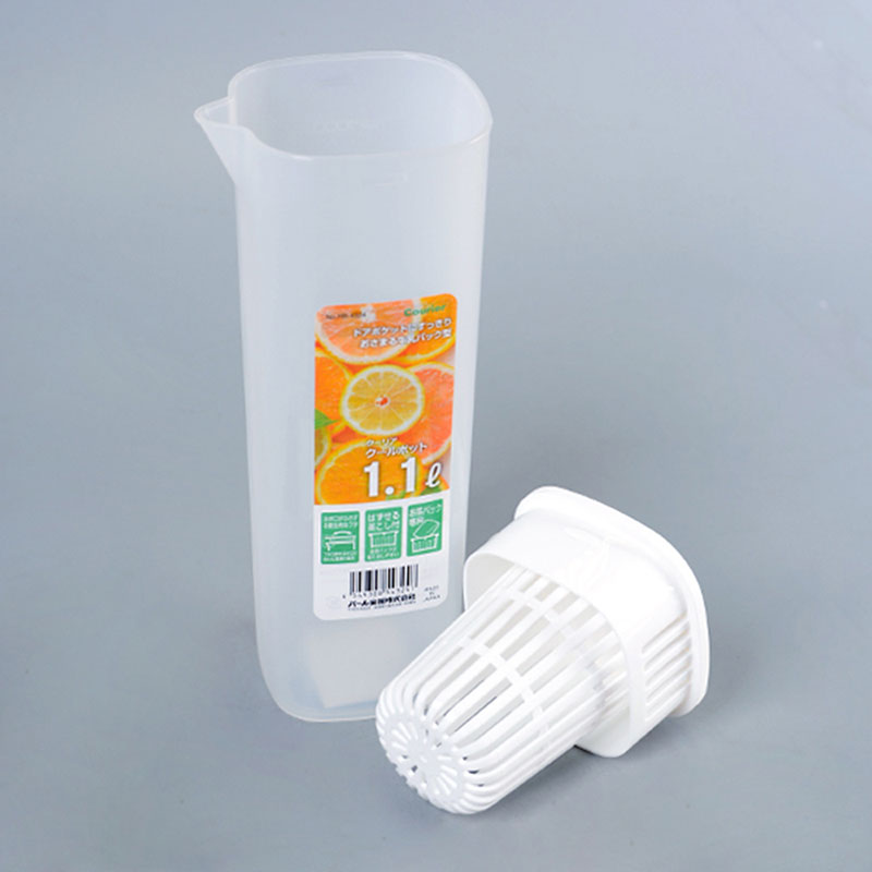 Bình nhựa đựng nước Nhật Bản 1.1L, kèm lưới lọc trà, hoa quả làm nước detox thương hiệu PEARL METAL