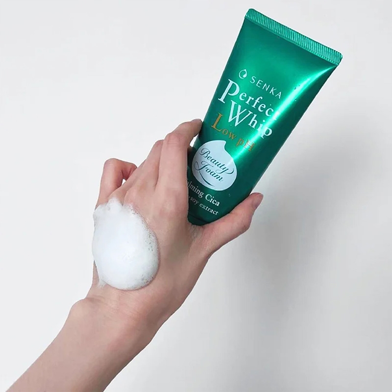 Sữa rửa mặt lành tính mướt mịn Senka Perfect Whip Low PH Calming Cica 100g thương hiệu SENKA