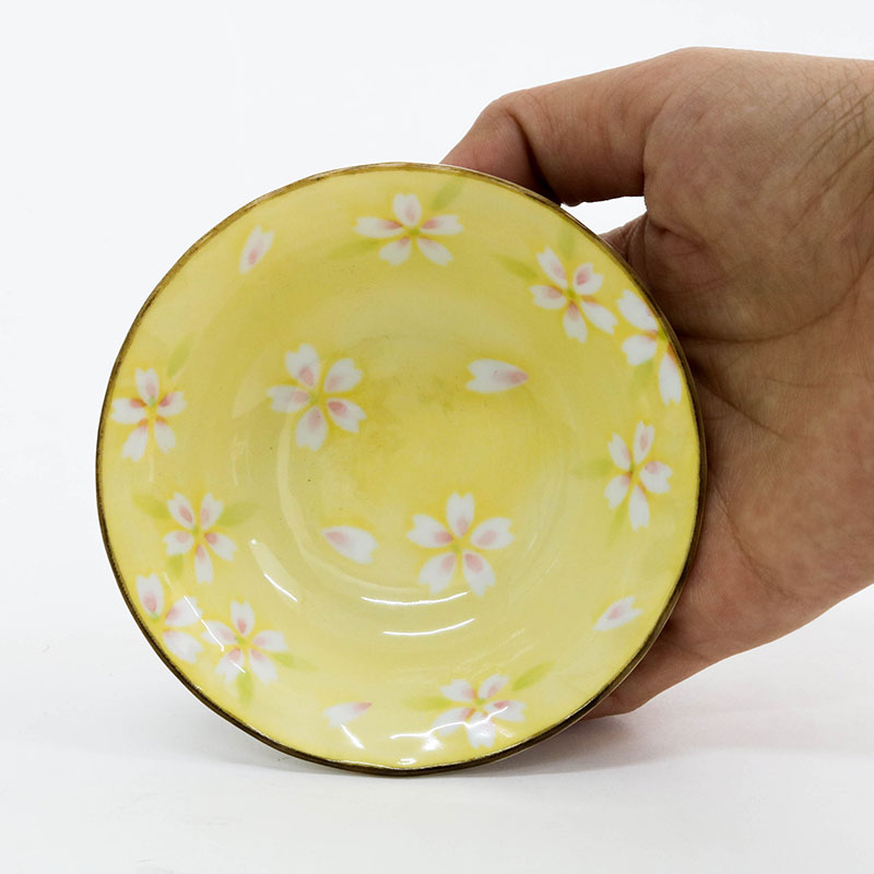 Đĩa sứ Nhật Bản 9.5cm, đĩa gốm sứ nông lòng, cạn lòng (Sakura vàng), dùng được lò vi sóng thương hiệu 