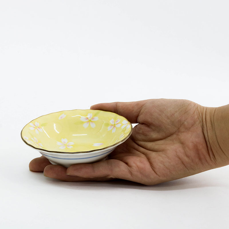 Đĩa sứ Nhật Bản 9.5cm, đĩa gốm sứ nông lòng, cạn lòng (Sakura vàng), dùng được lò vi sóng thương hiệu 