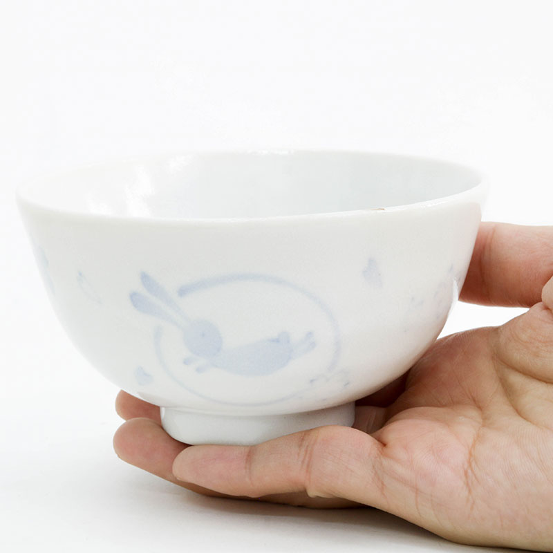 Chén bát sứ Nhật Bản, chén bát ăn cơm 11cm (Thỏ Sakura xanh), dùng được lò vi sóng thương hiệu 