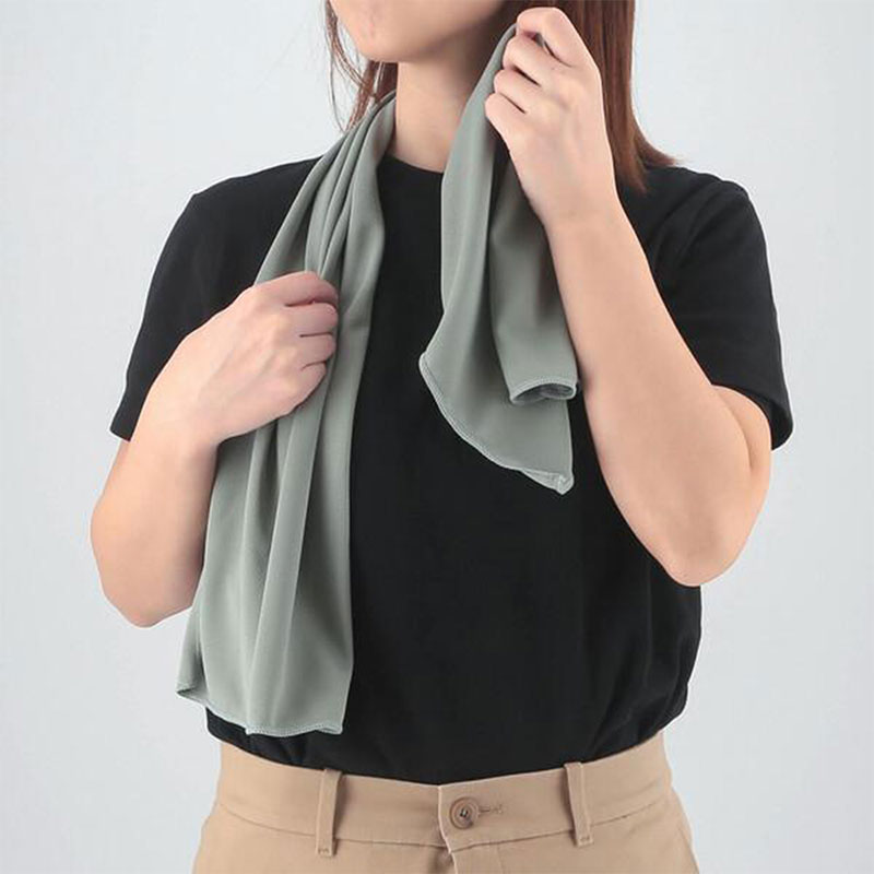 Khăn lau thể thao mát lạnh chống tia UV kèm bình đựng 30x100cm (xanh rêu) thương hiệu FUJI BOEKI