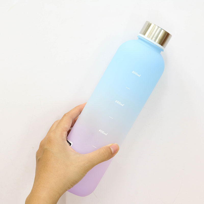 Bình nước nhựa 960ml (Có vạch nhắc giờ uống nước) thương hiệu MARUKI