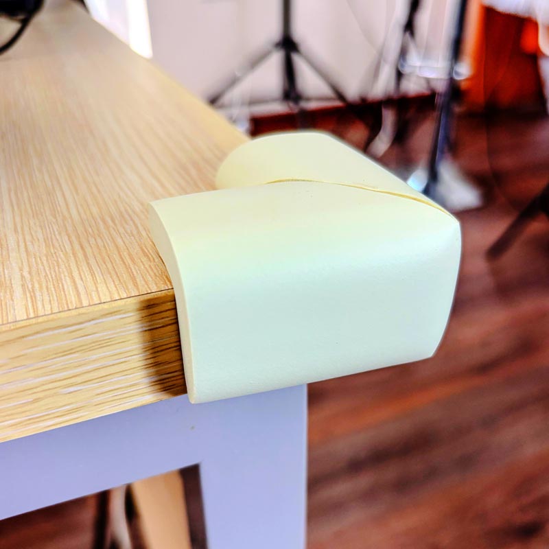 Miếng dán bọc cạnh bàn 5.5cm 4 cái, Kèm băng keo 2 mặt (Nhiều mẫu)-Giao mẫu ngẫu nhiên thương hiệu MARUKI