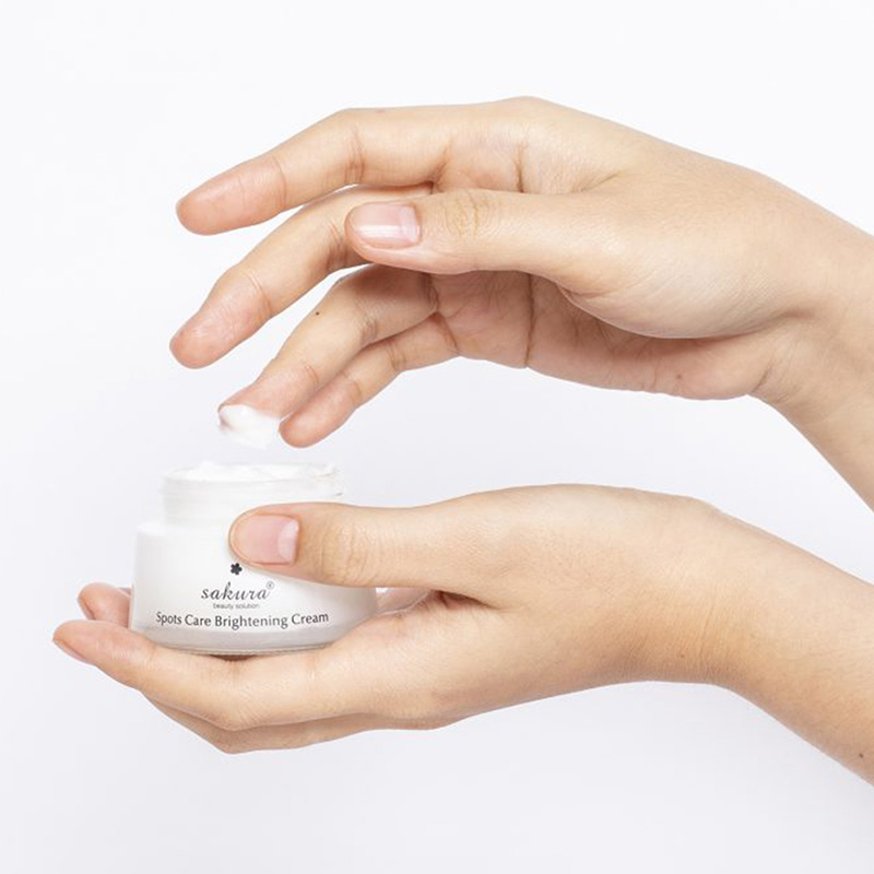 Kem dưỡng trắng và mờ thâm nám Sakura Spots Care Brightening Cream 45g thương hiệu 