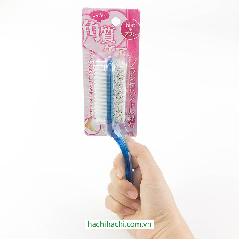 Đá bọt biển chà gót chân 2 mặt kèm bàn chải có cán cầm (Nhiều mẫu)-Giao mẫu ngẫu nhiên thương hiệu SEIWAPRO