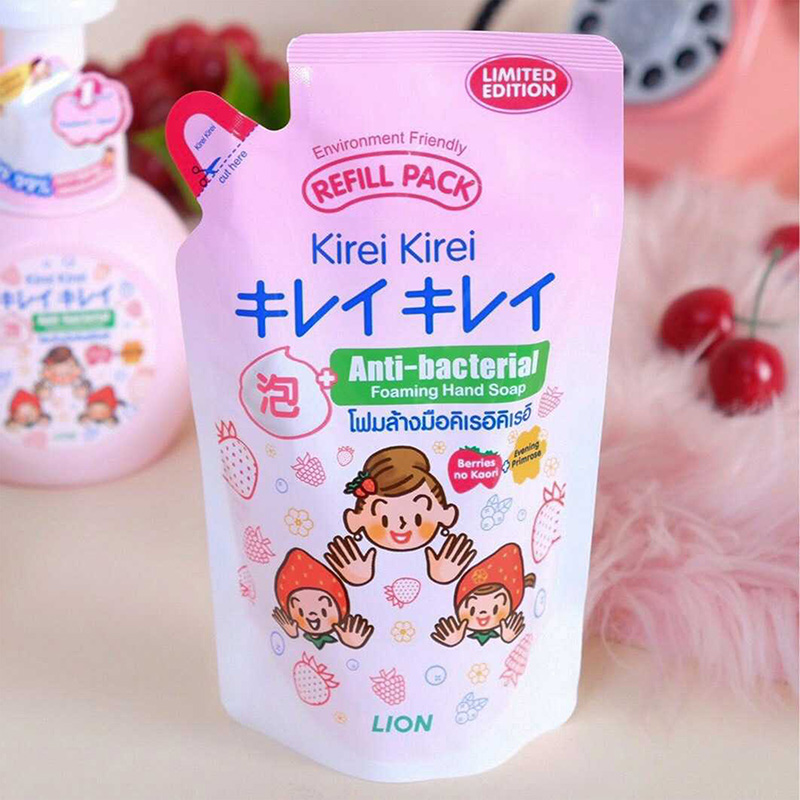 Dung dịch rửa tay, nước rửa tay tạo bọt Kirei Kirei hương hoa anh thảo túi refill 200ml thương hiệu LION
