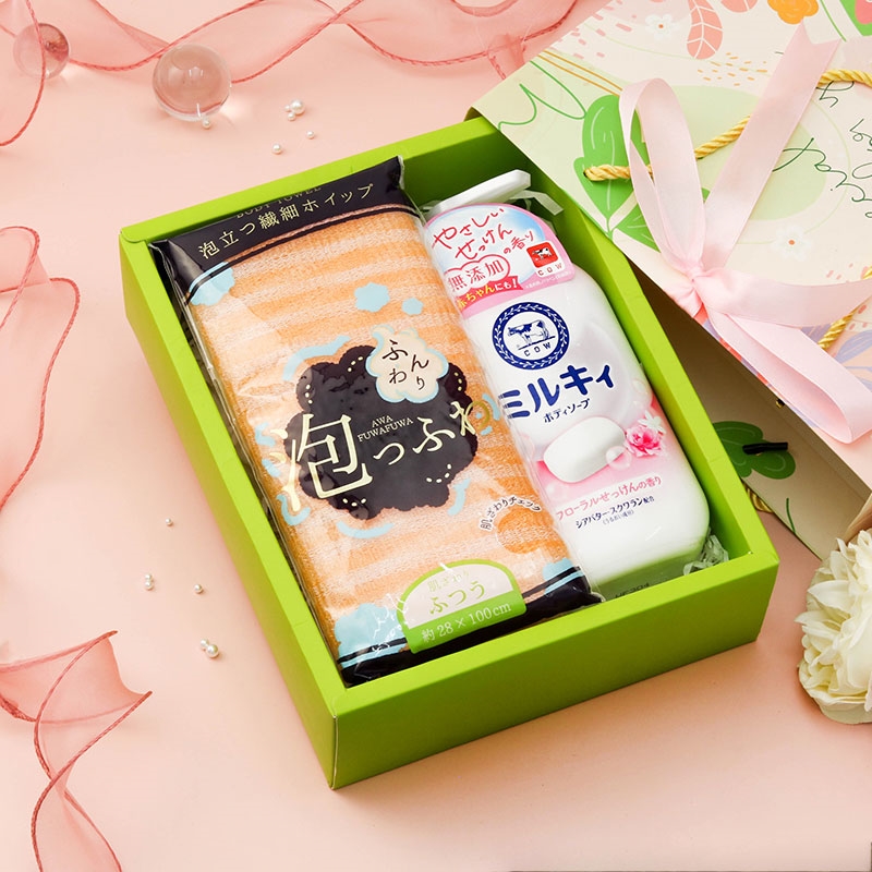 Giftset 8/3: Sữa tắm bọt mịn dịu nhẹ hương hoa Cow milky body soap 500ml và khăn tắm tạo bọt thương hiệu 