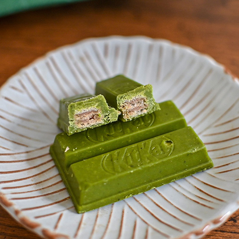 Combo siêu tiết kiệm Socola tươi Matcha Nhật Bản Takaoka 125g và Bánh Kitkat trà xanh Nhật Bản 113g (11.3gx10 cái) thương hiệu 
